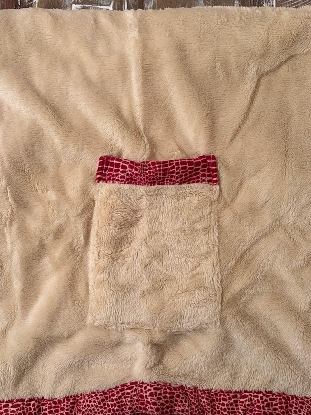 SHERPA NOBILITY READERS WRAP - Red Croc Print along edges - Picture 4 of 4